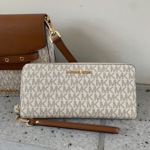 NWT MICHAEL KORS Large Logo Continental Wallet